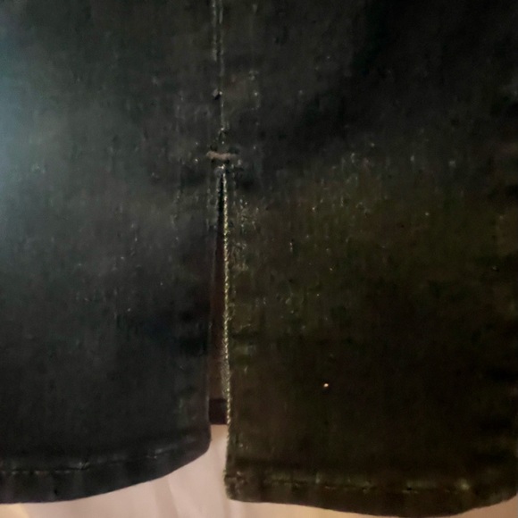 NWOT Levi’s Shaping Strait Jeans with Split Hems - Size 33 x 32” - Picture 2 of 4